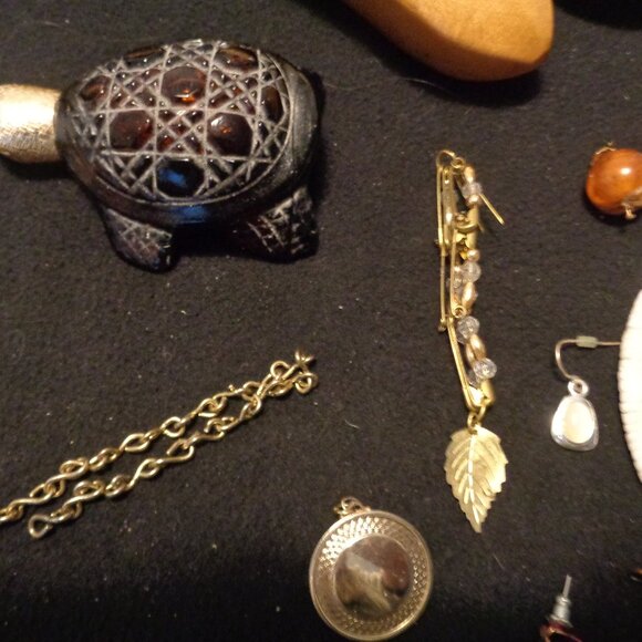 JUNK DRAWER VINTAGE SALT WOOD BANANNA BRADLEY COIN TURTLE JEWELRY PARTS ETC LOT - Picture 6 of 13